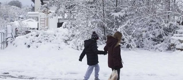 Ποιός θα κάνει «ποδαρικό» στο σπιτικό σας απόψε; Τι προστάζει το έθιμο της Πρωτοχρονιάς